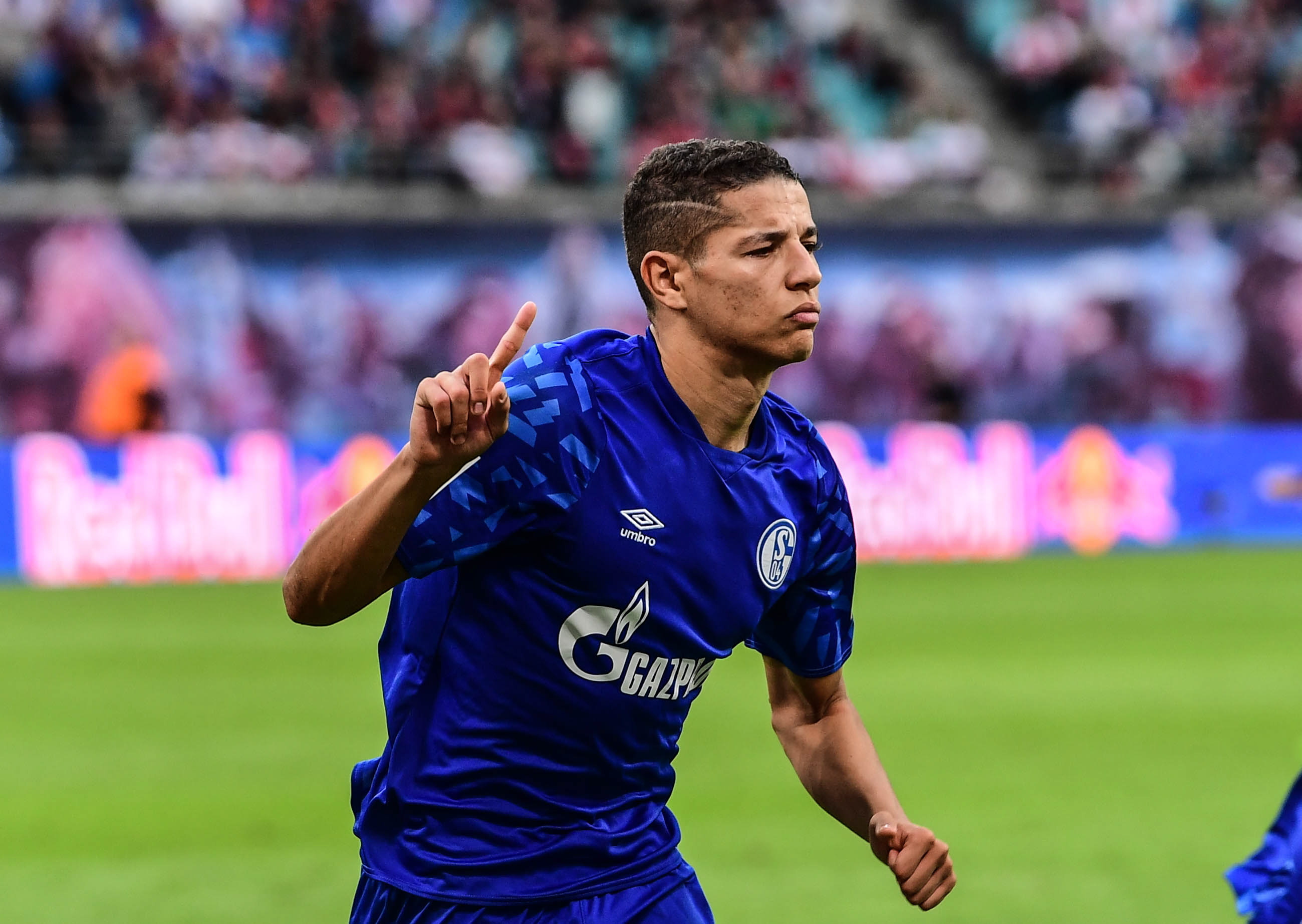 沙尔克04球员因伤下场，影响比赛的简单介绍