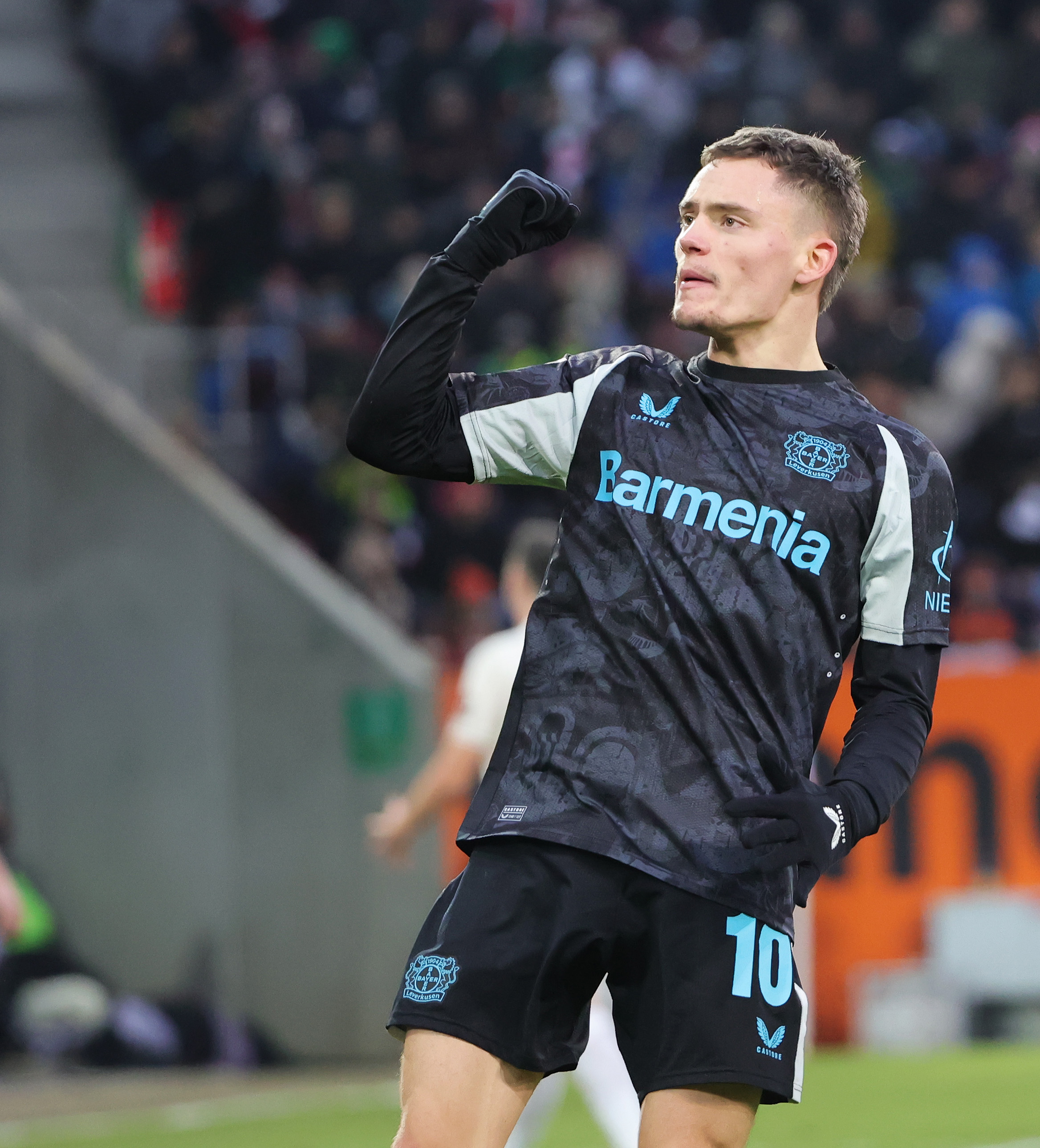 包含奥格斯堡队取胜在望，实力不容小觑的词条