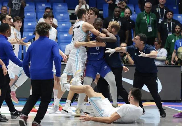 包含顶级篮球联赛赛事紧张激烈，球队实力对决的词条