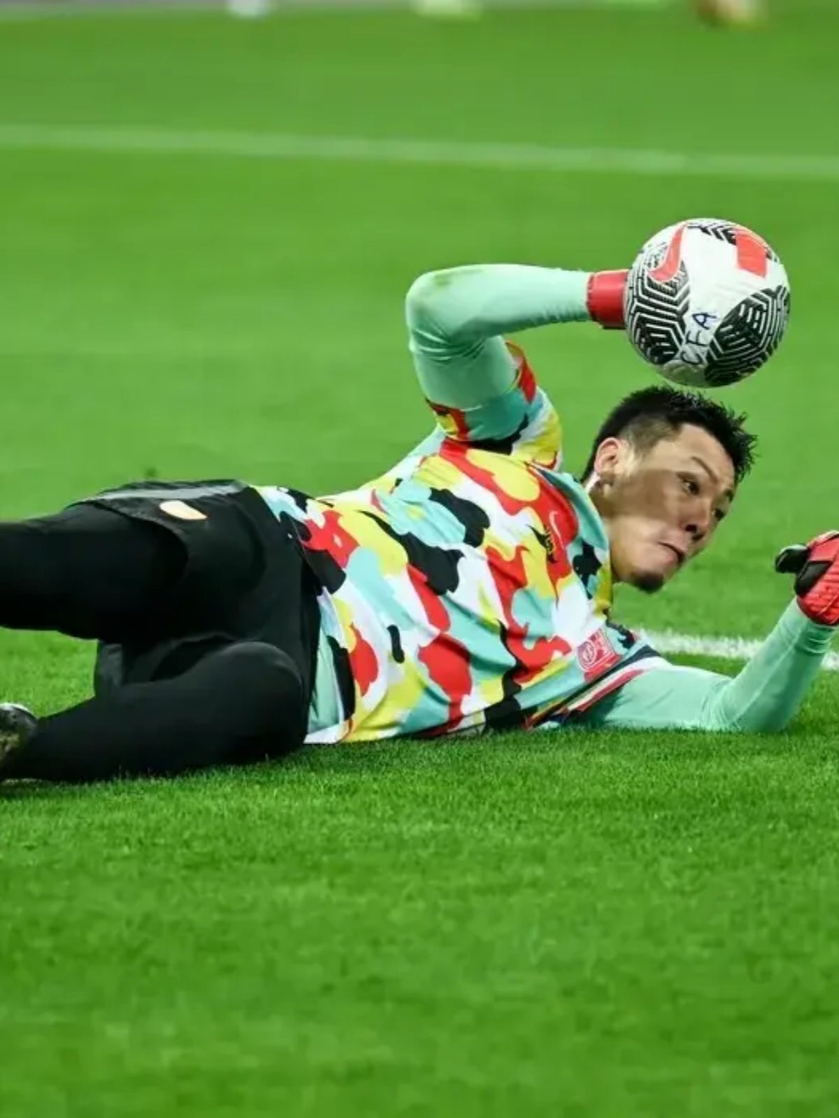 关于足球队员们在比赛中发挥出色，夺得比赛胜利的信息