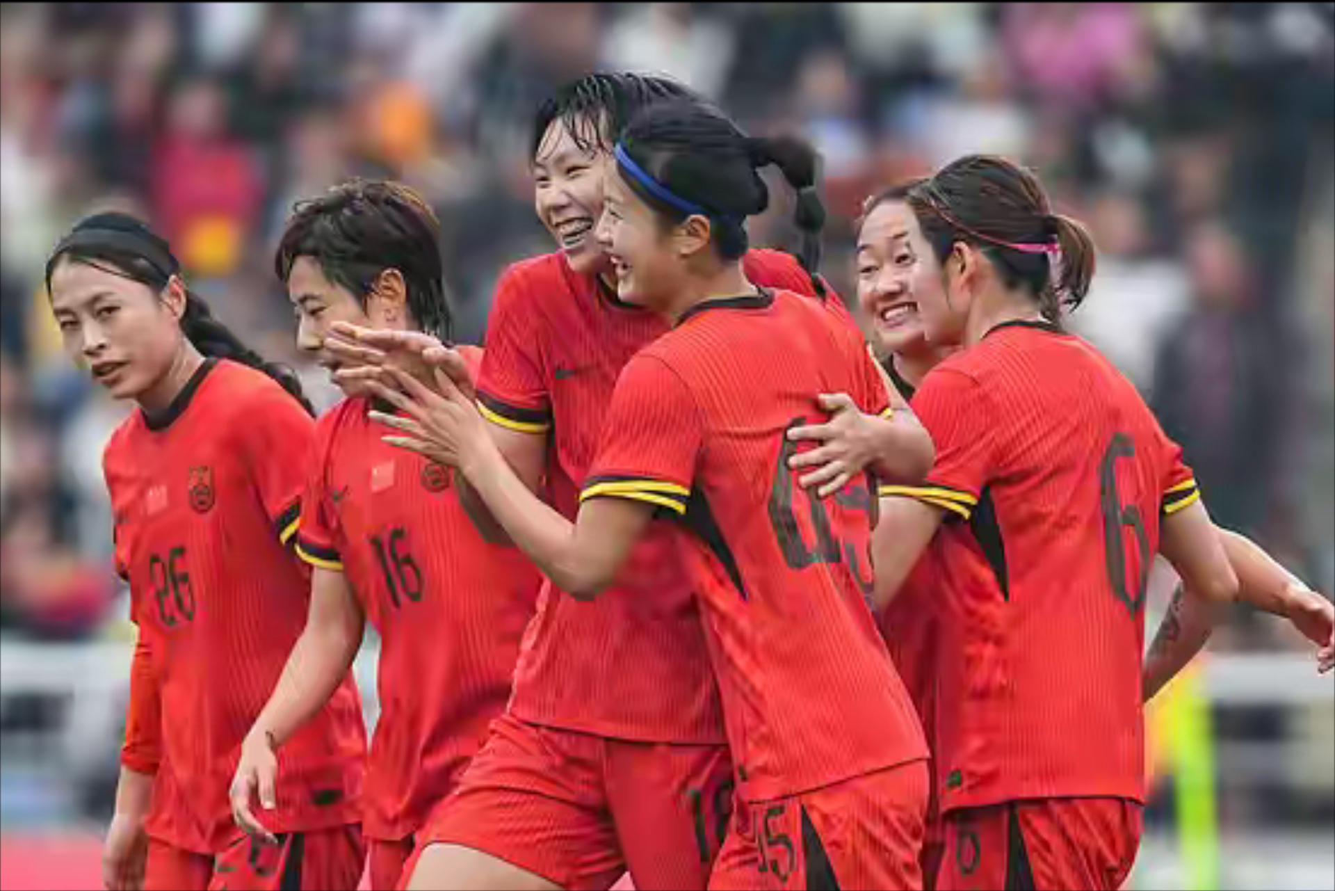 中国女足队员团结协作,赢得关键比赛的简单介绍 中国女足队员团结协作,赢得关键比赛的简单介绍