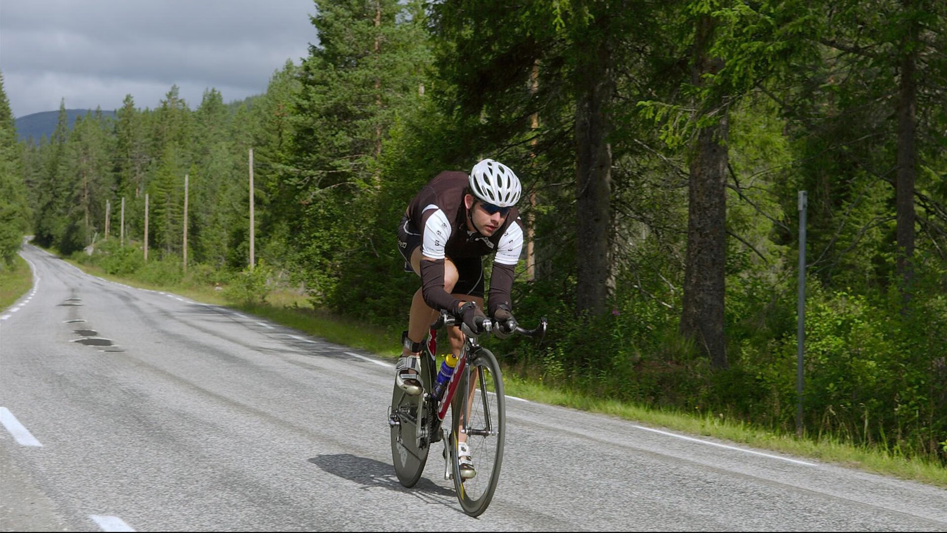 鹈鹕封锁骑士，约基奇在F1新赛季揭幕战接管比赛，跨界统治的隐喻