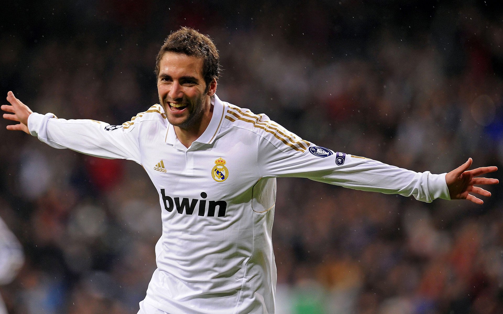 红牛二队绝杀阿斯顿马丁,佩雷兹点燃赛场,一场载入史册的逆袭之战